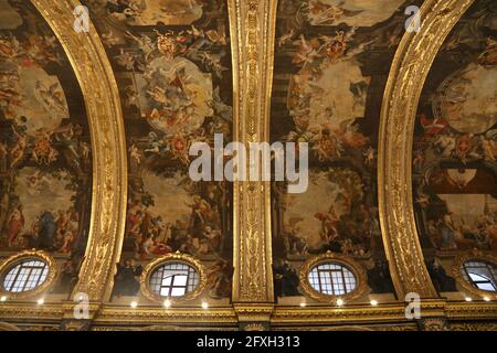 Valletta. Malta. Co-Cattedrale di San Giovanni. Soffitto a volta dipinto da Mattia Preti. Foto Stock