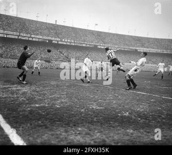 Calcio Feyenoord contro Sparta 0-3 folla allo stadio Tony Van Ede (salti a destra) 1-0 sinistra Pieter Graadella, 7 marzo 1959, Paesi Bassi, 20 ° secolo agenzia stampa foto, notizie da ricordare, documentario, fotografia storica 1945-1990, storie visive, Storia umana del XX secolo, che cattura momenti nel tempo Foto Stock