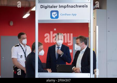 Spiegazione del pass di vaccinazione digitale, da sinistra a destra Thomas TREMMEL, capo del centro di vaccinazione, Armin LASCHET, CDU, primo ministro della Renania settentrionale-Vestfalia Stephan KELLER, Signore sindaco della città di Duesseldorf, Stefan NOLLER, CXEO della società Ubrich, Il primo ministro Armin Laschet, che ha sviluppato un certificato di vaccinazione digitale, visita il centro di vaccinazione di Duesseldorf, il 26 maggio 2021. Â Foto Stock