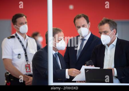 Spiegazione del pass di vaccinazione digitale, da sinistra a destra Thomas TREMMEL, capo del centro di vaccinazione, Armin LASCHET, CDU, primo ministro della Renania settentrionale-Vestfalia Stephan KELLER, Signore sindaco della città di Duesseldorf, Stefan NOLLER, CXEO della società Ubrich, Il primo ministro Armin Laschet, che ha sviluppato un certificato di vaccinazione digitale, visita il centro di vaccinazione di Duesseldorf, il 26 maggio 2021. Foto Stock