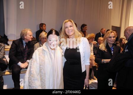 Foto Repertorio, Italia. 27 maggio 2021. MODA FEMMINILE, LAURA BIAGIOTTI SHOW, Katherine Kelly Lang e CARLA FRACCI (Milano - 2013-02-24, Maurizio Maule) persone rappresentate (Photo Repertoire - 2021-05-27, Maurizio Maule) p.s. la foto e' utilizzabile nel messaggio del contenuto in cui e' stata staccata, e presente del credito: Agenzia fotografica indipendente/Alamy Live News Foto Stock