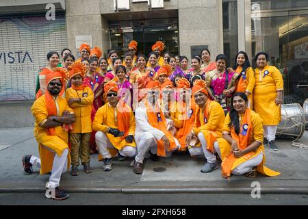 Una foto di gruppo di membri del corpo di tamburo Jallosh. All'India Day Parade a Manhattan, New York City. Foto Stock