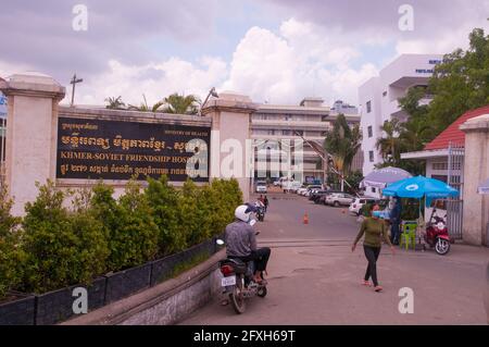 Una donna cambogiana, in una maschera di protezione del viso / copertura, lascia il Khmer - Ospedale sovietico di amicizia (l'Ospedale russo), dove molti dei COVID Cambogia - 19 pazienti sono in cura durante la pandemia coronavirus. Phnom Penh, Cambogia. 27 maggio 2021. © Kraig Lieb Foto Stock