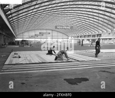 Preparazione alla RAI per la prossima mostra automobilistica, posa dei piani per gli stand, 18 gennaio 1961, preparazione, mostre di automobili, I Paesi Bassi, foto agenzia stampa del XX secolo, notizie da ricordare, documentario, fotografia storica 1945-1990, storie visive, Storia umana del XX secolo, che cattura momenti nel tempo Foto Stock