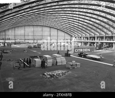 Preparazione alla RAI per la prossima mostra automobilistica, posa dei piani per gli stand, 18 gennaio 1961, preparazione, mostre di automobili, I Paesi Bassi, foto agenzia stampa del XX secolo, notizie da ricordare, documentario, fotografia storica 1945-1990, storie visive, Storia umana del XX secolo, che cattura momenti nel tempo Foto Stock