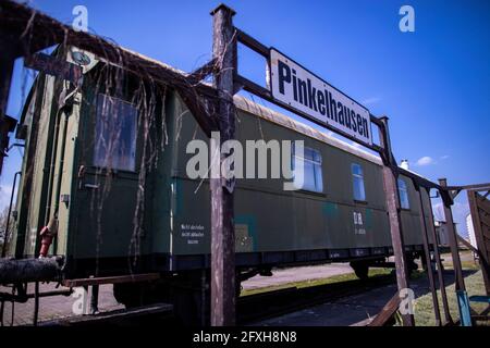 28 aprile 2021, Meclemburgo-Pomerania occidentale, Passerella: Il cartello 'Pinkelhausen' è appeso di fronte al carro della toilette nel centro di esperienza ferroviaria Lokschuppen Pomerania. La struttura è stata chiusa per mesi a causa di misure di protezione Corona. I visitatori potrebbero ammirare la tecnologia ferroviaria con numerose locomotive a vapore e diesel sul sito di 40,000 metri quadrati con la sua storica capanna motore risalente al 1896. La locomotiva celebra un anniversario speciale nel 2021: Avrà 125 anni. Se e in quale forma può essere celebrata dipende dall'ulteriore sviluppo della pandemia. Wi Foto Stock