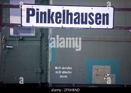 28 aprile 2021, Meclemburgo-Pomerania occidentale, Passerella: Il cartello 'Pinkelhausen' è appeso di fronte al carro della toilette nel centro di esperienza ferroviaria Lokschuppen Pomerania. La struttura è stata chiusa per mesi a causa di misure di protezione Corona. I visitatori potrebbero ammirare la tecnologia ferroviaria con numerose locomotive a vapore e diesel sul sito di 40,000 metri quadrati con la sua storica capanna motore risalente al 1896. La locomotiva celebra un anniversario speciale nel 2021: Avrà 125 anni. Se e in quale forma può essere celebrata dipende dall'ulteriore sviluppo della pandemia. Wi Foto Stock