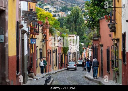 Vista sulla strada della città storica di San Miguel de Allende a Guanajuato, Messico. Foto Stock
