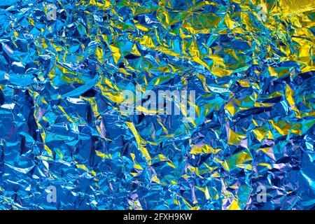 Struttura in lamina blu cromata con effetto struttura sminuzzata. Sfondo astratto metallico. Sfondo di lusso di moda con vivaci colori moderni di b Foto Stock