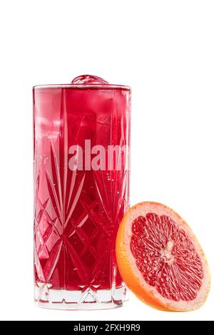 Limonata di pompelmo rosso fatta in casa in vetro con pompelmo a fette e. rocce di ghiaccio Foto Stock