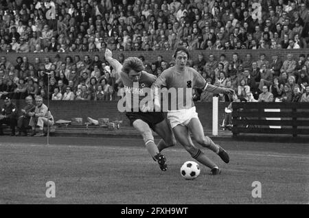 Preparazione alla Coppa del mondo 1974 Paesi Bassi contro HSV Amburgo 2-1, Cruijff (destra) in azione, 23 maggio 1974, sport, calcio, I Paesi Bassi, foto agenzia stampa del XX secolo, notizie da ricordare, documentario, fotografia storica 1945-1990, storie visive, Storia umana del XX secolo, che cattura momenti nel tempo Foto Stock