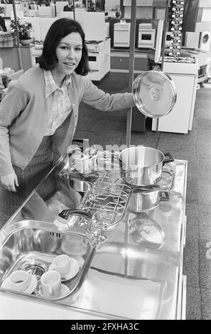 Fiera di primavera a Utrecht, nuovo arredamento cucina, piano con lavello e bruciatori a gas, 6 marzo 1967, fiere, cucine, padelle, I Paesi Bassi, foto agenzia stampa del XX secolo, notizie da ricordare, documentario, fotografia storica 1945-1990, storie visive, Storia umana del XX secolo, che cattura momenti nel tempo Foto Stock