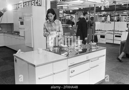 Fiera di primavera a Utrecht, nuovo arredamento cucina, 6 marzo 1967, fiere, cucine, Pans, Paesi Bassi, foto agenzia stampa del XX secolo, notizie da ricordare, documentario, fotografia storica 1945-1990, storie visive, Storia umana del XX secolo, che cattura momenti nel tempo Foto Stock