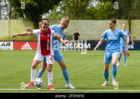 AMSTERDAM, PAESI BASSI - MAGGIO 23: Victoria Pelova di Ajax, Julie Biesmans di PSV, Amy Harrison di PSV durante il Dutch pure Energie Womens Eredisie Divim Foto Stock