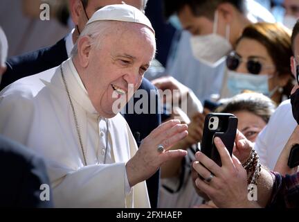 Città del Vaticano, Vatikanstadt. 12 maggio 2021. Papa Francesco durante l'udienza Generale nel cortile di San Damaso. Città del Vaticano, 12 maggio 2021 Credit: dpa/Alamy Live News Foto Stock
