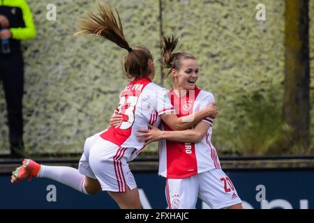 AMSTERDAM, PAESI BASSI - MAGGIO 23: Victoria Pelova di Ajax, Eshly Bakker di Ajax. Durante la partita olandese pure Energie Womens Eredivisie tra Ajax e. Foto Stock