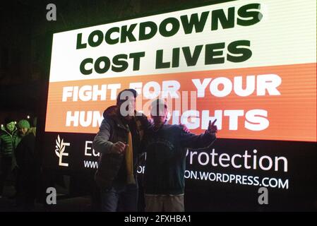 Melbourne, Australia. 27 maggio 2021. I dimostranti anti anti anti-blocco si pongono di fronte a un camion, leggendo "i blocchi costano la vita" e "lotta per i tuoi diritti umani" in un rally organizzato dopo l'annuncio di un blocco di 7 giorni a Victoria. Credit: Jay Kogler/Alamy Live News Foto Stock