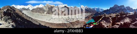 Vista panoramica del ghiacciaio Ngozumba e della grande catena dell'himalaya, del Monte Everest, del Lhotse Cho Oyu e Makalu, del lago e del villaggio di Gokyo, da Gokyo Ri, Nepal H. Foto Stock