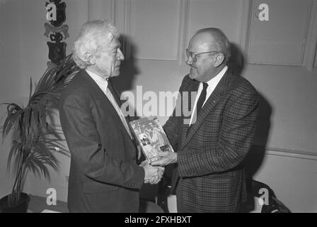 President World Press Photo, Joop Swart Hands copia libro la memoria fotografica a John Movis, 23 novembre 1987, libri, fotografia, Handover, presidenti, Paesi Bassi, foto agenzia stampa del XX secolo, notizie da ricordare, documentario, fotografia storica 1945-1990, storie visive, Storia umana del XX secolo, che cattura momenti nel tempo Foto Stock