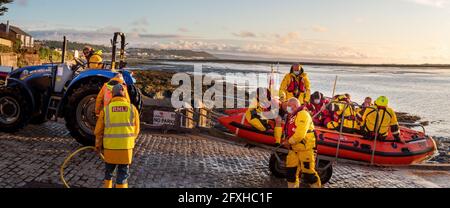 APPLEDORE, DEVON, INGHILTERRA - MAGGIO 25 2021: I volontari di linfa di RNLI, Royal National Lifeboat Institution. Foto Stock