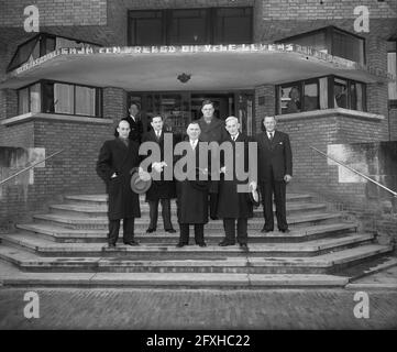 Prima di discutere dell'emigrazione degli olandesi, il primo ministro della Nuova Zelanda, Sir Sidney Holland, ha avuto un incontro con il ministro Joekes (entrambi in primo piano). inoltre, onorevole. B.J. Haverman (Comitato per l'emigrazione), MacIntosch (Segretario generale della Nuova Zelanda), J. Hartland (Fondazione olandese per la rilocazione agricola) e A.N. van Gill (Direttore generale dell'Ufficio nazionale per l'occupazione), 23 gennaio 1951, funzionari, ritratti di gruppo, ministri, primi ministri, Paesi Bassi, foto agenzia stampa del XX secolo, notizie da ricordare, documentario, fotografia storica 1945-1990, storie visive Foto Stock