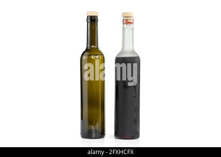 Bottiglie di vino bianco e rosso isolate su sfondo bianco. Foto Stock