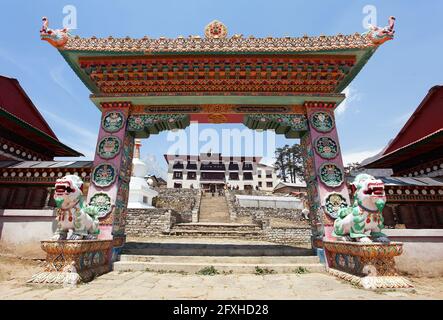 Porta d'ingresso al monastero di Tengboche, il miglior monastero nella valle di Khumbu, trekking al campo base Everest, parco nazionale Sagarmatha, Nepal Foto Stock