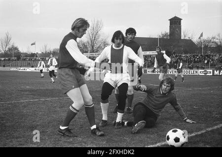 Amichevole Haarlem contro Ajax, Cruijff (centro) in calze in azione, sul terreno portiere Polderma, 30 gennaio 1972, sport, calcio, Paesi Bassi, foto agenzia stampa del xx secolo, notizie da ricordare, documentario, fotografia storica 1945-1990, storie visive, Storia umana del XX secolo, che cattura momenti nel tempo Foto Stock