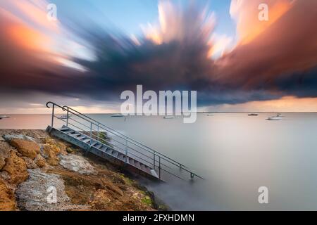 FRANCIA. GIRONDE (33), LA TESTE-DE-BUCH, SCALE CHE ENTRANO IN ACQUA AL TRAMONTO Foto Stock