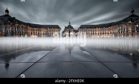 FRANCIA. GIRONDE (33), BORDEAUX, VISTA DELLA PIAZZA DELLA BORSA DALLO SPECCHIO D'ACQUA Foto Stock