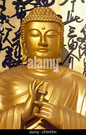 Statua dorata di Buddha sullo stupa di pace del mondo vicino a Pokhara, Nepal Foto Stock