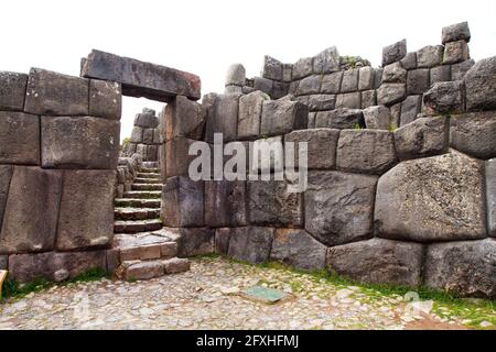 Porta parasassi. Vista di Sacsayhuaman, rovine Inca a Cusco o Cuzco città, Perù Foto Stock