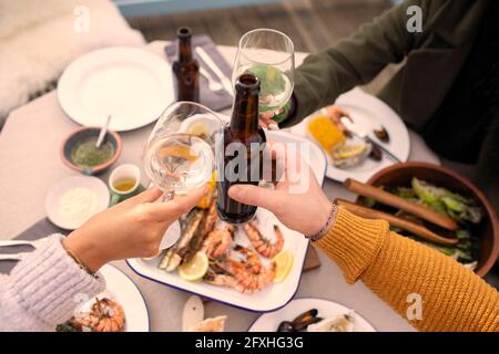 Coppia con degustazione di vino e birra per pranzo a base di pesce Foto Stock
