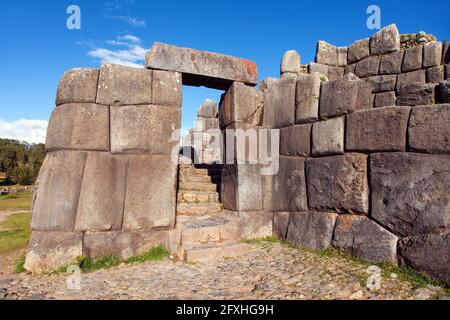 Porta parasassi. Vista di Sacsayhuaman, rovine Inca a Cusco o Cuzco città, Perù Foto Stock