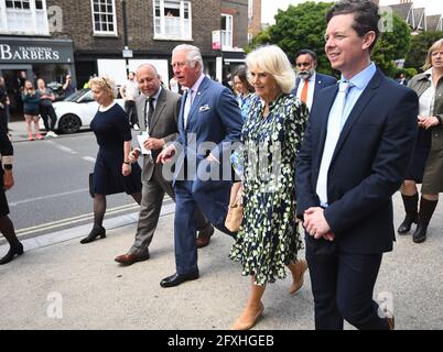 Il Principe del Galles (centro) e la Duchessa di Cornovaglia (seconda a destra) durante una visita alla Città Vecchia di Clapham, a sud di Londra, per celebrare il settore delle strade e dei negozi al dettaglio come negozi non essenziali riaprono e le restrizioni di Coronavirus facilità. Data immagine: Giovedì 27 maggio 2021. Foto Stock