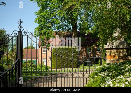 Un gated sviluppo nel sud dell'Inghilterra. Cancelli elettrici in ferro battuto per un'esclusiva area residenziale. Foto Stock