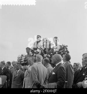 Campionati del mondo appassionati di ciclismo su strada. Podio onorario da sinistra a destra: Arnaldo Pambianco (2°), Louis Proost (1°) campione del mondo, Schalk Verhoef, 17 agosto 1957, onori, corse in bicicletta, Paesi Bassi, foto agenzia stampa del XX secolo, notizie da ricordare, documentario, fotografia storica 1945-1990, storie visive, Storia umana del XX secolo, che cattura momenti nel tempo Foto Stock