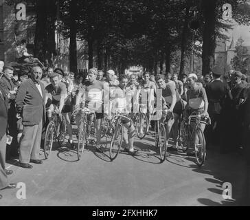 Campionato del mondo di ciclismo su strada a Valkenburg. Dilettanti. Riders at the start, 21 agosto 1948, sport, corse in bicicletta, I Paesi Bassi, foto agenzia stampa del XX secolo, notizie da ricordare, documentario, fotografia storica 1945-1990, storie visive, Storia umana del XX secolo, che cattura momenti nel tempo Foto Stock