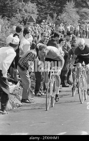 Campionato del mondo Ciclismo al Nurburgring 1966, Eef Dolman (sinistra) in azione a destra il Briton West, 27 agosto 1966, WIELRENEN, Campionati del mondo, I Paesi Bassi, foto agenzia stampa del XX secolo, notizie da ricordare, documentario, fotografia storica 1945-1990, storie visive, Storia umana del XX secolo, che cattura momenti nel tempo Foto Stock