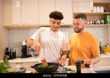 Gay maschile cucina coppia in cucina Foto Stock