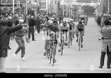 Campionati del mondo in bicicletta a Ronse. Dilettanti. Ravitaillering, 11 agosto 1963, sport, corse in bicicletta, I Paesi Bassi, foto agenzia stampa del XX secolo, notizie da ricordare, documentario, fotografia storica 1945-1990, storie visive, Storia umana del XX secolo, che cattura momenti nel tempo Foto Stock