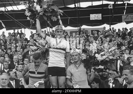 Campionati mondiali di ciclismo a Ronse. Pro. L'onorificimento. FLTR. Rik van Looy, campione del mondo Beheyt e Jo de Haan, 11 agosto 1963, onori, sport, corse in bicicletta, Paesi Bassi, foto agenzia stampa del XX secolo, notizie da ricordare, documentario, fotografia storica 1945-1990, storie visive, Storia umana del XX secolo, che cattura momenti nel tempo Foto Stock