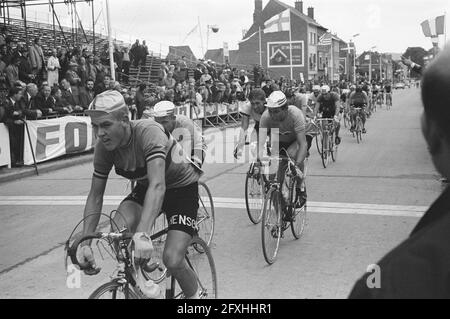 Campionati del mondo in bicicletta a Ronse. Dilettanti. Peloton che attraversa il traguardo, 11 agosto 1963, sport, ciclismo, I Paesi Bassi, foto agenzia stampa del XX secolo, notizie da ricordare, documentario, fotografia storica 1945-1990, storie visive, Storia umana del XX secolo, che cattura momenti nel tempo Foto Stock