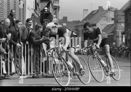 Campionati del mondo in bicicletta a Ronse. Pro. Davanti Elliott, alle spalle di Anglade, 11 agosto 1963, sport, Ciclismo, Paesi Bassi, foto agenzia stampa del XX secolo, notizie da ricordare, documentario, fotografia storica 1945-1990, storie visive, Storia umana del XX secolo, che cattura momenti nel tempo Foto Stock