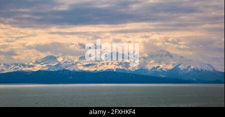 Con una qualità ad alta risoluzione, la splendida vista sulle montagne mostra la sua bellezza naturale impeccabile. E questa bellezza catturata da una fotocamera drone da un angolo alto. Foto Stock