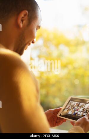 Chat video uomo con gli amici sullo schermo del tablet digitale Foto Stock