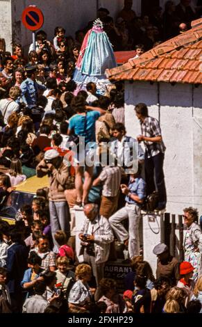 I grida di 'vive Sainte Sara' risuonano mille volte durante la processione attraverso la città alla spiaggia di Saintes-Maries-de-la-Mer, Francia Foto Stock