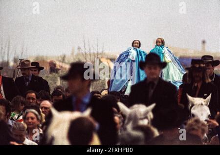 Accompagnati da Gardiani montati, i cowboy della Camargue, ogni anno il 24 maggio le statue sacre della Vergine Maria sono trasportati attraverso il villaggio alla spiaggia di Saintes-Maries-de-la-Mer, Francia Foto Stock