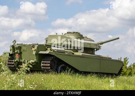 Il piccolo carro armato Mk2 dell'Esercito della seconda Guerra Mondiale di Centurion a Leyland è uno di una serie di monumenti "Benvenuti a Leyland" che celebrano l'esercito industriale della città del heritage.british Foto Stock