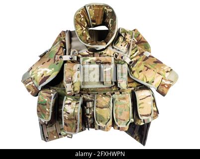 Foto isolata del gilet armored di livello 3 camuffato con protezione delle spalle e del collo su sfondo bianco. Foto Stock